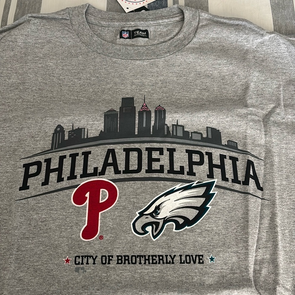 Philadelphia Phillies Eagles City of Brotherly Live T-Shirt size XL New